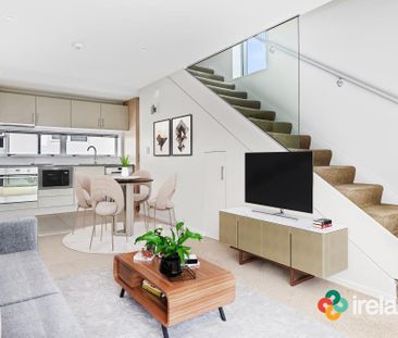 Stylish two-bedroom apartment puts you in the heart of the city - Photo 2