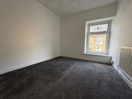 3 bedroom end of terrace house to rent - Photo 3