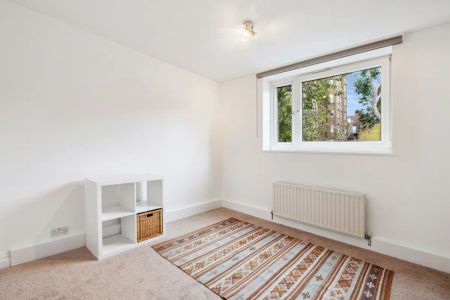 2 bedroom flat in Melbury Road - Photo 3