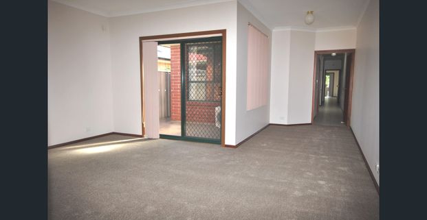 SPACIOUS 3 BEDROOM COURTYARD HOME. 2 LIVING AREAS. UNFURNISHED. - Photo 1