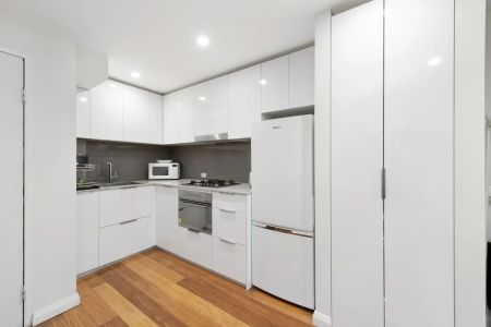 Light modern furnished apartment offering style and privacy - Photo 3