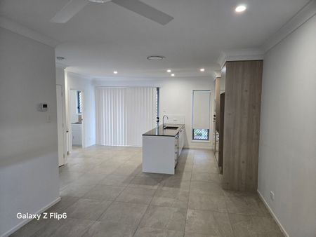 ULTRA MODERN LUXURY 3 BEDROOM TOWNHOUSE with DUCTED AIR-CON - Photo 5