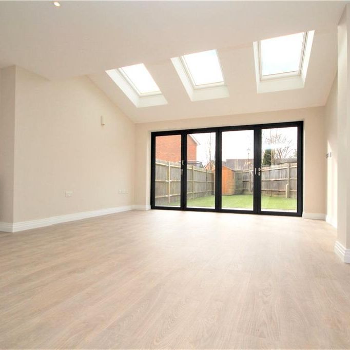 4 bedroom semi-detached house to rent - Photo 1