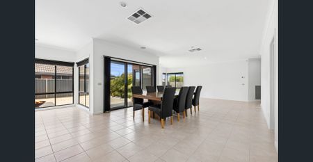 Spacious 5-Bedroom Family Home in Prime Location - Photo 3