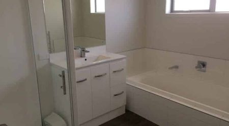 Elevated Two-bed home with beautiful views to Rent - Photo 4