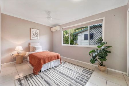 Spacious 5-Bedroom Home with Pool in Prime Location - Photo 4
