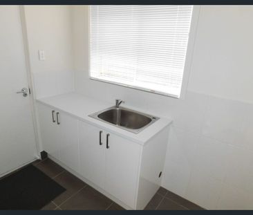 2 Bedroom GROUND LEVEL Apartment with large COURTYARD - Photo 5