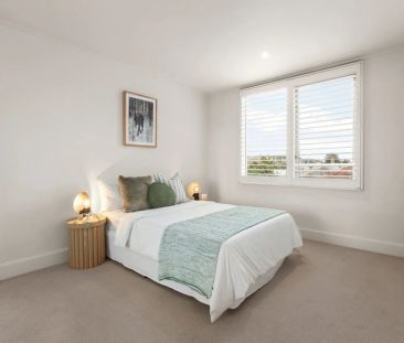 Spacious and Bright Apartment with Spectacular Foreshore Appeal! - Photo 5