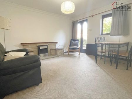 2 bedroom ground floor flat to rent - Photo 2