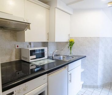 Studio Flat, Holland Park Gardens, W14 - Photo 4
