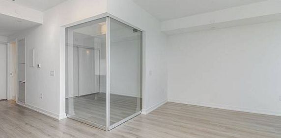 Bloor / Sherbourne Spacious 1Bdrm +Den Modern Kichen Open Concept - Photo 2