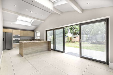 This impressive Edwardian house is presented in immaculate condition. - Photo 4