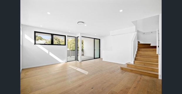 Three Bedroom plus Study - Executive Town Home in Fairfield! - Photo 1