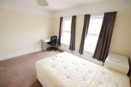 4 Bed Terraced House, Grange Avenue, RG6 - Photo 3