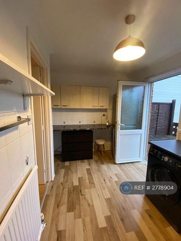 2 bedroom semi-detached house to rent - Photo 5