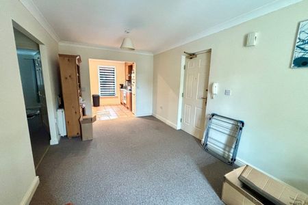 Hazel Covert - Photo 3