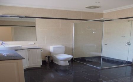 SPACIOUS TOWNHOUSE IN PRIME LOCATION - Photo 4