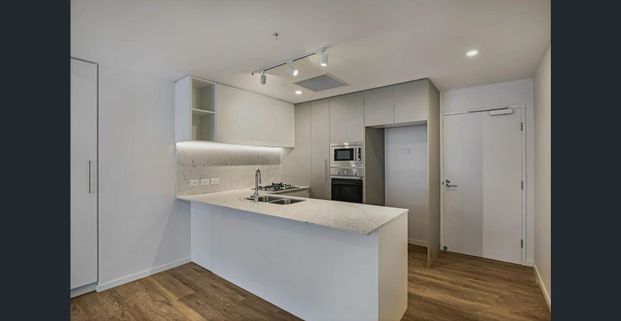 Rooftop Views Overlooking the Iconic Gabba Stadium! - Photo 1