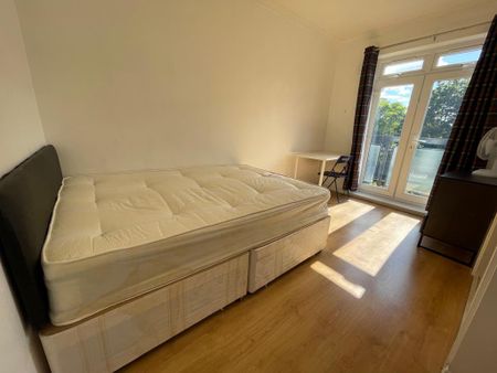 4 bedroom flat to rent - Photo 5