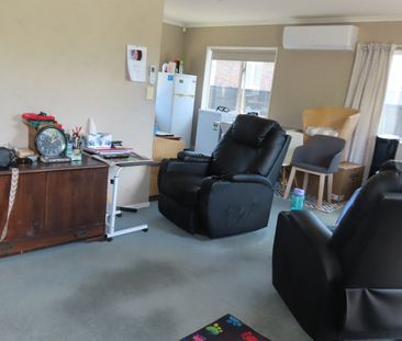 Comfortable Family Home close to everything - Photo 2