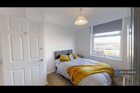 3 bedroom flat to rent - Photo 5