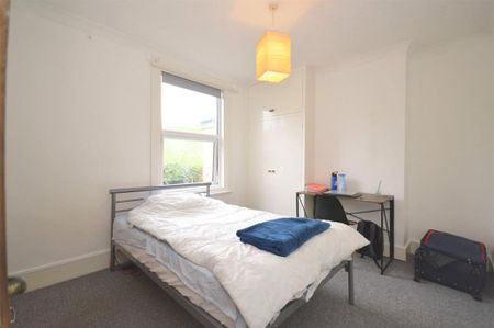 4 bedroom end of terrace house to rent - Photo 3