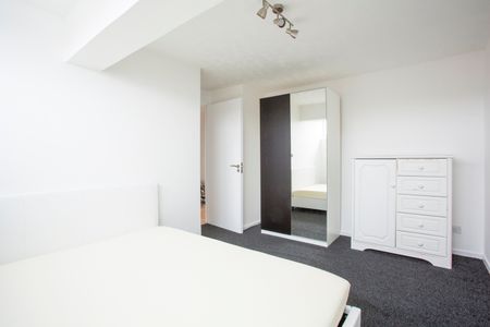 3 Bed Flat, Hoskins Close, E16 - Photo 3