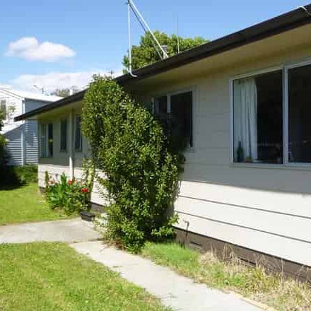 Three Bedrooms - Roslyn - Photo 2