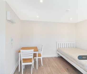 Studio to rent - Photo 6