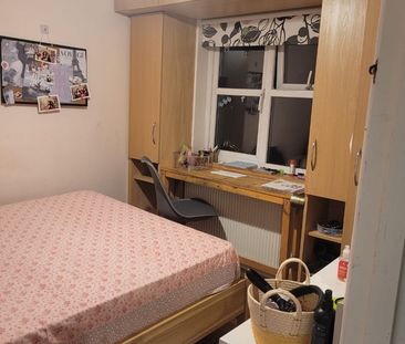 2 Bed Semi-Detached House, Garland Drive, TW3 - Photo 4