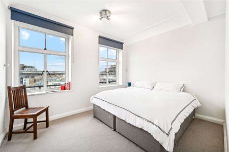 A recently refurbished two-bedroom apartment located on the sixth floor of a sought-after purpose-built building with lift access and a 24-hour porter. - Photo 4