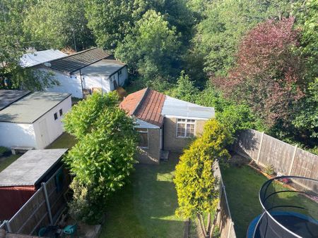 1 bedroom in a house share to rent - Photo 2