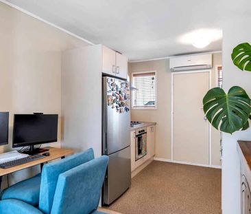 Tidy And Spacious Two Bedroom Unit - Photo 5