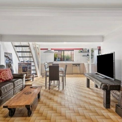 Thomastown - Photo 1