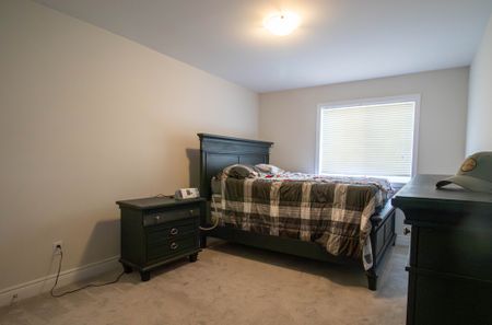 **STUNNING** 3 Bedroom Townhouse in St. Catharines!! - Photo 4