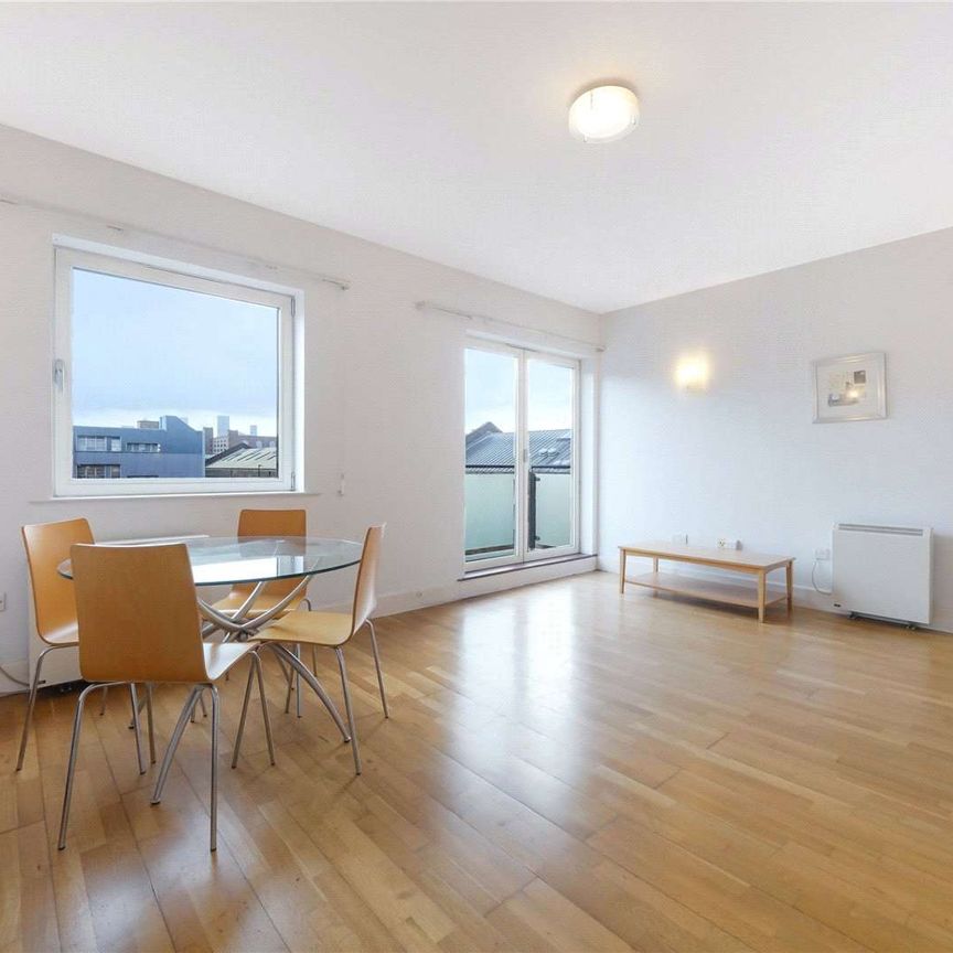 Two bedroom apartment within 0.25 miles from Tower Hill and Aldgate. - Photo 1