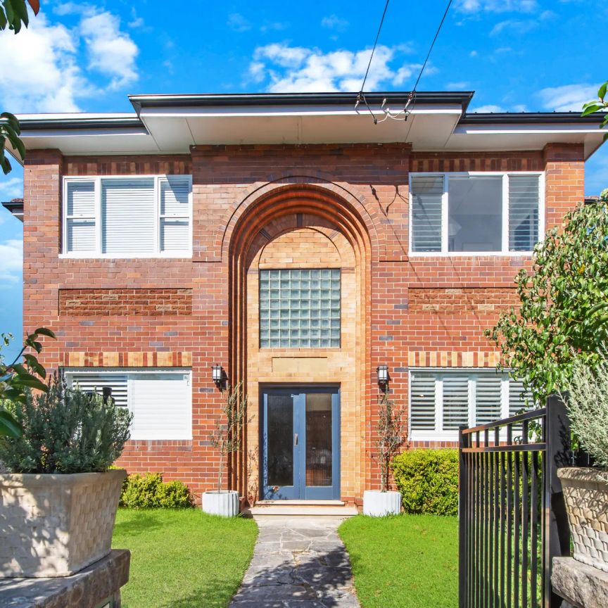 A perfect blend of timeless character and modern comfort - Photo 1