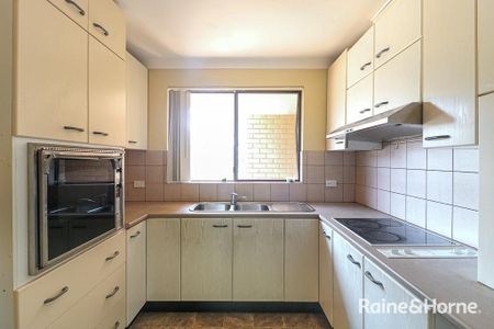 Spacious 2 Bedroom in Prime Location ! - Photo 5