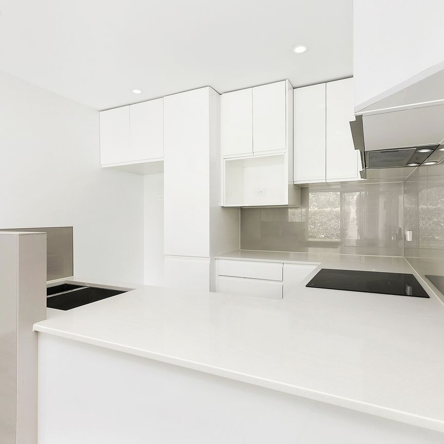Single level. Private. Convenient. - Photo 1