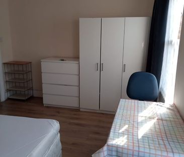 Room in a Shared House, Albert Square, E15 - Photo 3