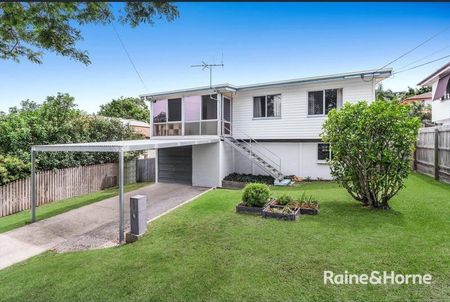 Surely to Impress in a highly sought-after pocket of Wynnum West, - Photo 4