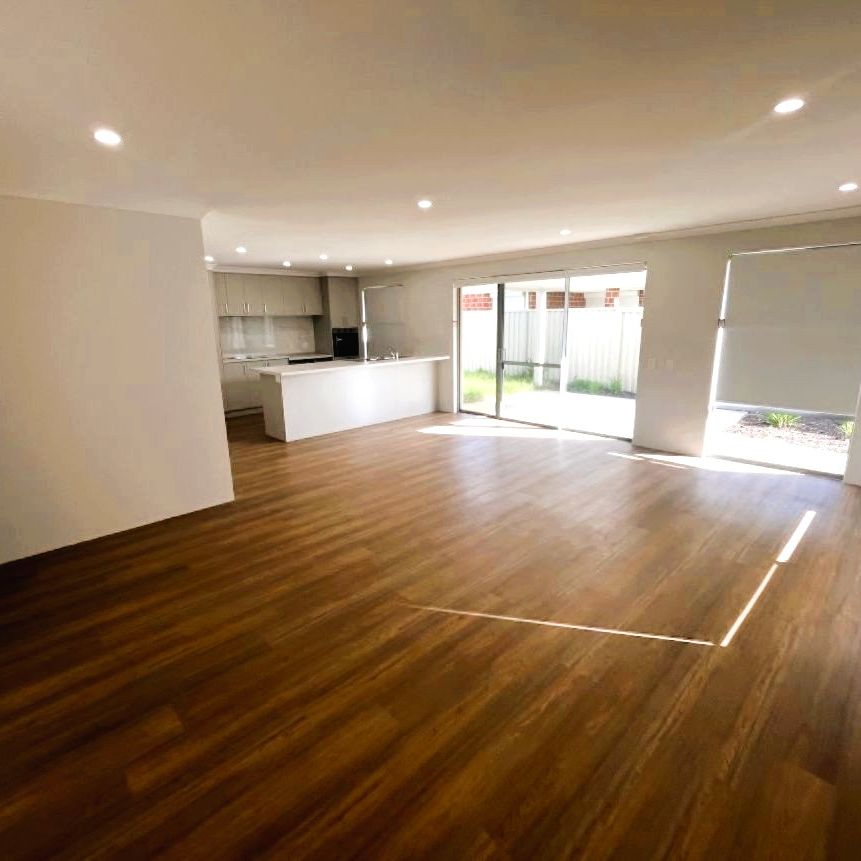 Brand New Lucious House in Top Location. Walk to bused, shops, shopping Centre, Restaurant, etc! - Photo 1