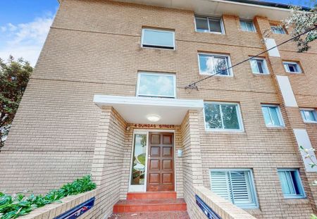 THREE BEDROOM APARTMENT WITH CAPTIVATING VIEWS OF COOGEE BEACH - Photo 5