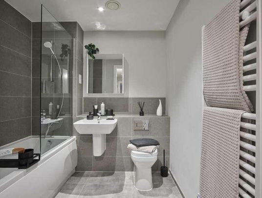 Newbury, Berkshire, RG14 - Photo 1