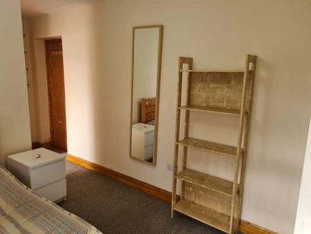 1 bedroom in a house share to rent - Photo 2