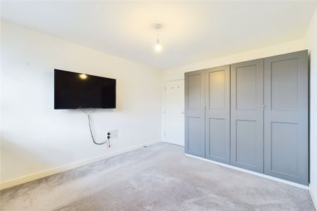 2 bedroom Flat in Morris Close, Wokingham - Photo 5