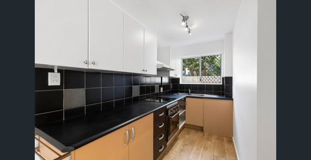 Stylish & Quiet 2-Bedroom Refreshed Unit in an Exclusive 5-Unit Complex! - Photo 1