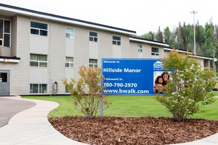 Hillside Manor - Photo 2