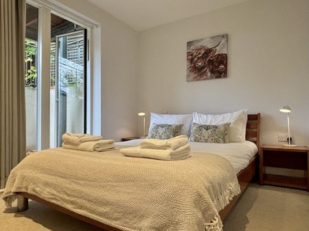 Fully furnished one-bedroom apartment on Hooper Street offers a cosy living area and the convenience of on-site parking. Ideally located a mile from Cambridge City Centre, with a pleasant walk through the green space of Parker's Piece. - Photo 2