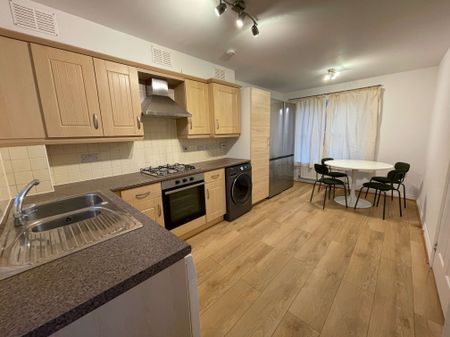 Gorgeous large 5 bedroom detached house with large garden and garage Room 2 - Photo 4